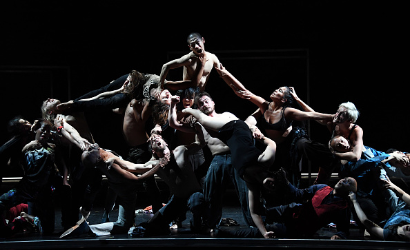 -Des danseurs se produisent lors d'une répétition de la pièce "Babel 7.16" mise en scène par les chorégraphes Sidi Larbi Cherkaoui et Damien Jalet le 19 juillet 2016 à la "Cour d'honneur du Palais des Papes" à Avignon. ANNE-CHRISTINE POUJOULAT / AFP via Getty Images.