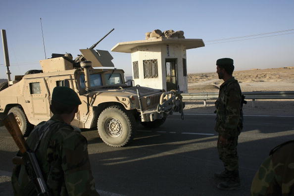 -Illustration- Les troupes de l'armée afghane permettent à un humvee américain de passer par un poste de contrôle à la périphérie de Kandahar, en Afghanistan. L'autoroute qui traverse Kandahar est un lieu d'attaques fréquentes contre la coalition et les convois afghans. Photo de John Moore / Getty Images.