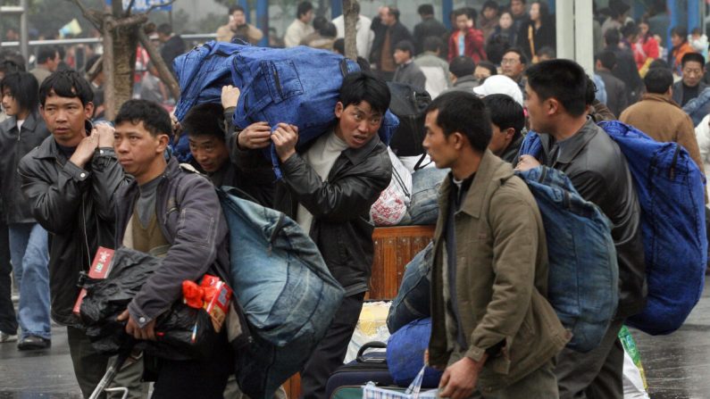 Incapables de gagner leur vie dans les campagnes chinoises, de nombreux jeunes se rendent dans les grandes villes pour y trouver un emploi en tant que travailleurs migrants. (Mark Ralston/AFP via Getty Images)