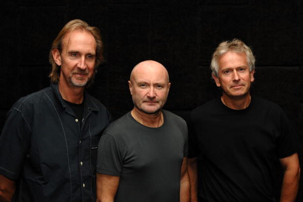 Les musiciens du groupe Genesis : Mike Rutherford, Phil Collins et Tony Banks. (Photo : Darryl James/Getty Images)