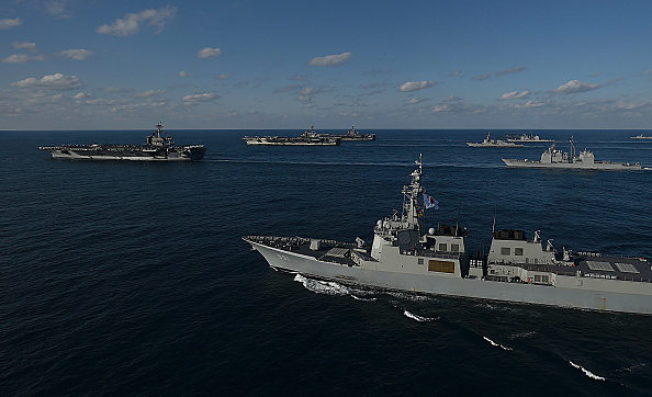 "Nous ne sommes pas en guerre. Il n'y a aucune raison que des marins meurent", a écrit le capitaine de vaisseau Brett Crozier, commandant l'USS Theodore Roosevelt, dans une lettre adressée au commandement de l'US Navy. (Photo : South Korean Defense Ministry via Getty Images)