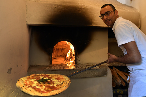 -L'art de la pizza virevoltante à Naples est inscrit sur la liste du patrimoine immatériel de l'UNESCO. Photo TIZIANA FABI/AFP via Getty Images.