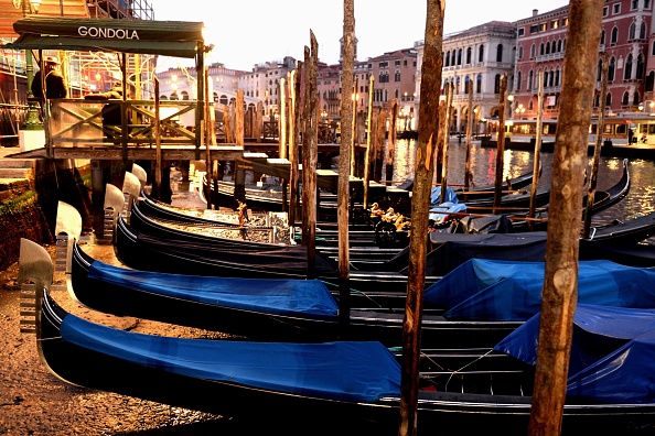 Gondoles amarrées dans le Canal Grande de Venise, près du pont du Rialto. (Photo : MARCO SABADIN/AFP via Getty Images)