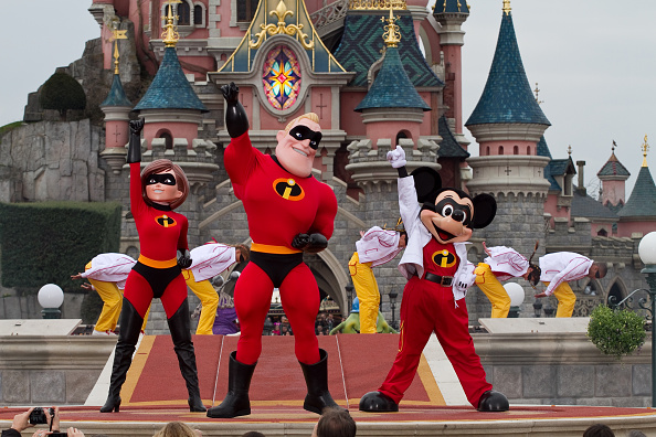 Elastigirl, Mr Indestructible et Mickey à Disneyland Paris. (Photo : Richard Bord/Getty Images)