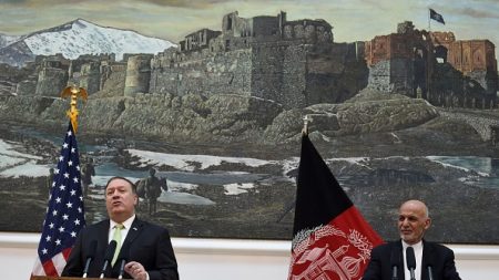 Pompeo en Afghanistan plongé dans une crise politique et des combats des talibans