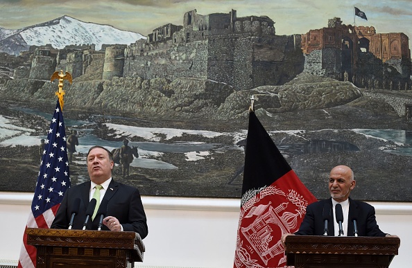 -Illustration- Le secrétaire d'État américain Mike Pompeo parle à côté du président afghan Ashraf Ghani lors d'une conférence de presse au palais présidentiel de Kaboul le 9 juillet 2018. Photo par WAKIL KOHSAR / AFP via Getty Images.