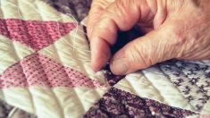 Une famille rend hommage à la grand-mère en exposant les couvertures traditionnelles qu’elle a confectionnées pour son enterrement