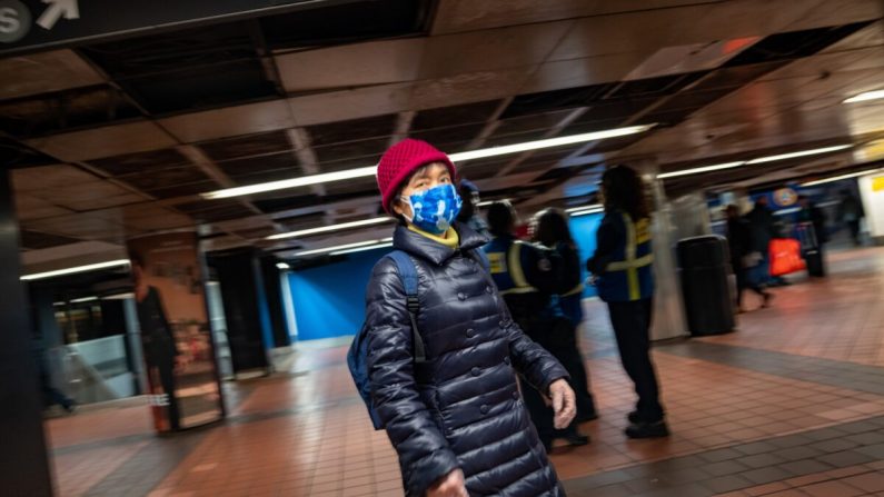 Une femme porte un masque médical à la gare de Grand Central à New York le 5 mars 2020. (David Dee Delgado/Getty Images)