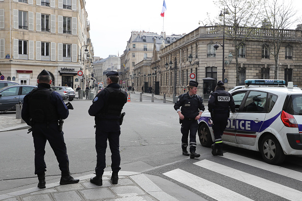 Des policiers patrouillent à Paris le 17 mars 2020 afin de faire respecter les mesures de confinement prises par le gouvernement. Photo d’illustration. Crédit : LUDOVIC MARIN/AFP via Getty Images.
