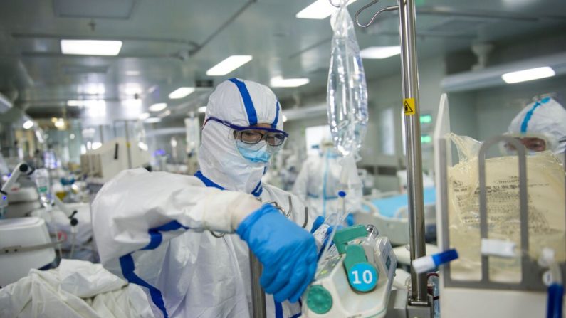Une infirmière fait fonctionner un équipement dans une unité de soins intensifs traitant des patients atteints du coronavirus COVID-19 dans un hôpital de Wuhan, en Chine, le 22 février 2020. (STR/AFP via Getty Images)