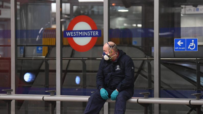 Un citoyen porte un masque de protection dans une station de métro à Londres le 25 mars 2020. (Alex Davidson/Getty Images)
