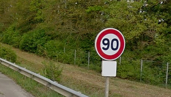 Panneau 90 sur une route du Cher - Google maps