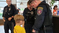 La photo d’un garçon priant pour la sécurité des policiers dans un restaurant devient virale sur Facebook