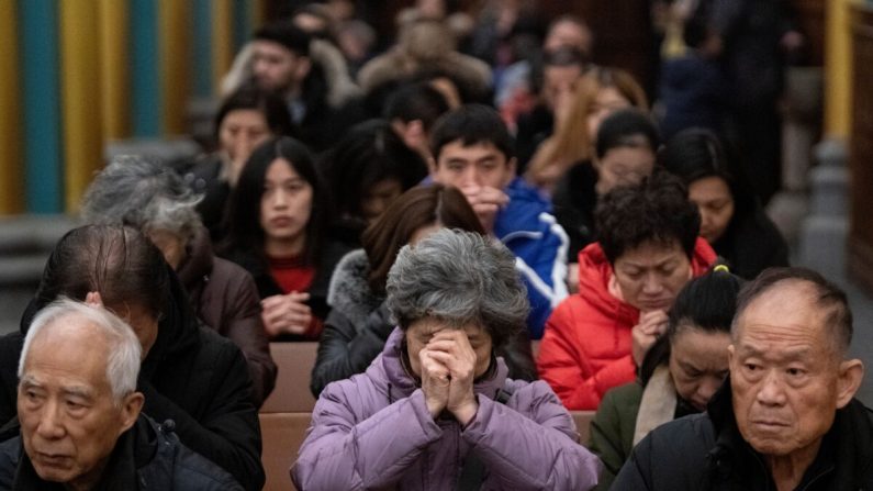 Des fidèles assistent à une messe à la cathédrale de Xishiku à Pékin, en Chine, sur une photo d'archives. (Noel Celsis/AFP via Getty Images)