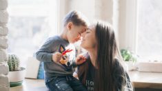 Un enfant de 2 ans atteint d’une maladie génétique rare dit «Je t’aime» à sa mère pour la première fois