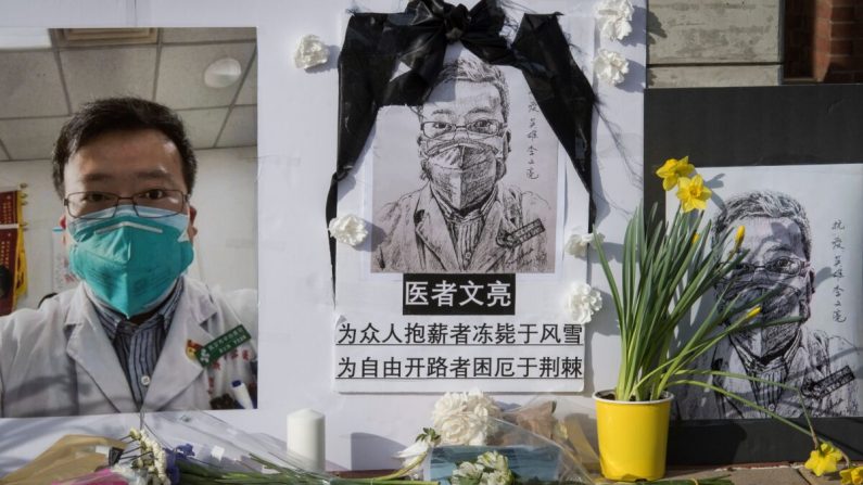 Des étudiants chinois et des sympathisants organisent un mémorial pour le Dr Li Wenliang, qui a dénoncé le virus du PCC originaire de Wuhan, en Chine, et qui a causé la mort du médecin dans cette ville, devant le campus de l'UCLA à Westwood, en Californie, le 15 février 2020. (Mark Ralston/AFP via Getty Images)