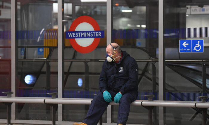 Un homme du public porte un masque de protection dans une station de métro de Londres, en Angleterre, le 25 mars 2020. (Alex Davidson/Getty Images)