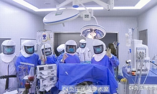 Un patient de 69 ans, précédemment infecté par le virus du PCC, a reçu une greffe de poumon à l'hôpital populaire de Wuxi le 29 février. (capture d'écran d'un reportage de southcn.com)
