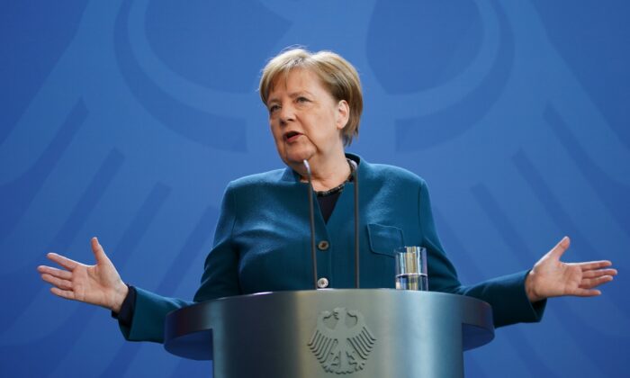 La chancelière allemande Angela Merkel s'adresse aux médias pour annoncer de nouvelles mesures visant à lutter contre la propagation du coronavirus et de la COVID-19, la maladie que le virus provoque, après avoir tenu une téléconférence avec les gouverneurs des 16 États allemands le 22 mars 2020 à Berlin, en Allemagne. (Clemens Bilan/Getty Images)