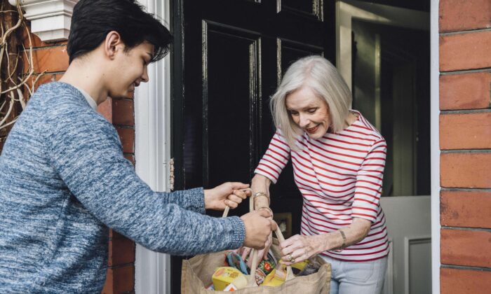 Tendre la main et aider un voisin qui en a besoin peut contribuer à nous rappeler notre humanité commune. (DGLimages/Shutterstock)