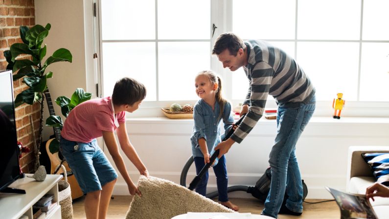 En plus du nettoyage hebdomadaire, il est important de désencombrer son logement. (Rawpixel.com/Shutterstock)