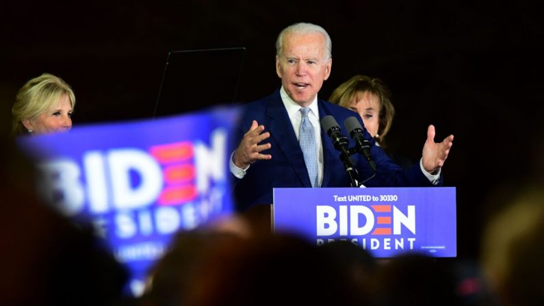 L'ancien vice-président démocrate Joe Biden, accompagné de sa femme Jill (à gauche) et de sa sœur Valerie Biden Owens (à droite), s'exprime lors d'un Super Mardi à Los Angeles le 3 mars 2020. (Frederic J. Brown/AFP via Getty Images)