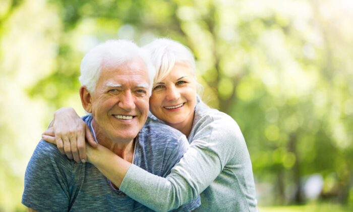 Le bonheur augmente après 50 ans, ce qui vous donne de bonnes raisons d'aider votre cerveau à rester actif avec l'âge. (pikselstock / Shuttrestock)
