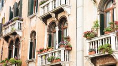 [Vidéo] Les Italiens confinés à cause du Coronavirus chantent en chœur aux balcons pour briser la solitude et le silence