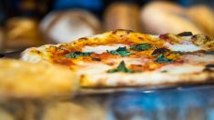 Rennes: une chaîne de restaurant offre 600 pizzas par jour aux soignants, pompiers, associations…