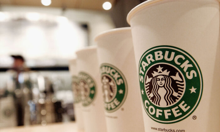 Des gobelets à café présentant le logo de Starbucks  (Stephen Chernin/Getty Images)