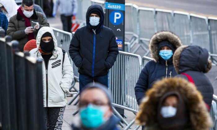 Des personnes font la queue pour passer un test à l'hôpital Elmhurst en raison de l'épidémie de virus du PCC dans le Queens, New York, le 24 mars 2020. (Eduardo Munoz Alvarez/Getty Images)