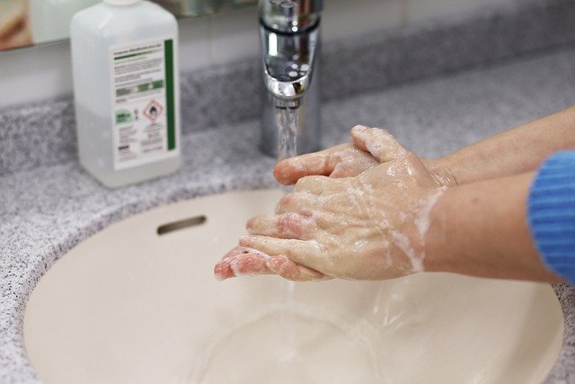 Se laver les mains souvent est important pour éviter de transmettre ses germes aux autres personnes. (Pixabay/JKerner)