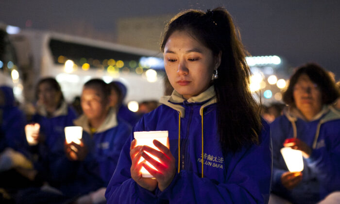 Les pratiquants du Falun Dafa organisent une veillée aux chandelles en guise de protestation pacifique près du consulat chinois à New York le 25 avril 2014, pour marquer l'anniversaire de la grande manifestation pacifique du 24 avril 1999 à Pékin. (Samira Bouaou/Epoch Times)
