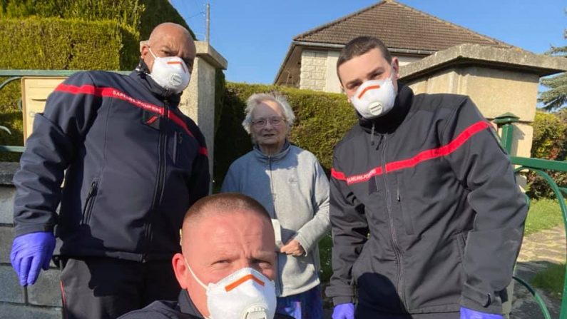 Les sapeurs-pompiers d'Hermes dans l'Oise ont décidé de prendre soin des personnes âgées en faisant leurs courses. (Facebook/Amicale des sapeurs-pompiers d'Hermes)