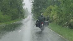 Pyrénées-Atlantiques : il transporte une portière de voiture sur son scooter et se fait intercepter par les gendarmes