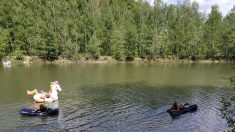Oise : trois jeunes Parisiens surpris en train de se baigner dans un étang avec une licorne géante en plein confinement