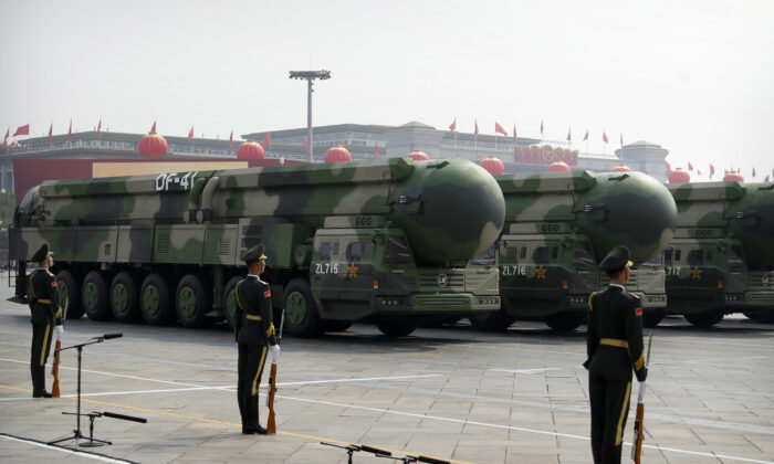 Des véhicules militaires chinois transportant des missiles balistiques DF-41 roulent lors d'un défilé commémorant le 70e anniversaire de la fondation de la Chine communiste à Pékin le 1er octobre 2019. (Mark Schiefelbein/AP Photo)