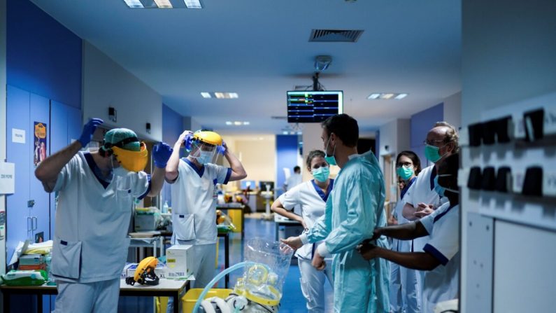 Le 27 mars 2020, le personnel médical a revêtu ses équipements de protection avant de travailler à l'unité des patients infectés par le covid-19 à l'hôpital Erasme de Bruxelles. (Kenzo Tribouillard/AFP via Getty Images)