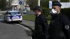 Sa compagne est dépourvue d’attestation, il la cache dans le coffre de sa voiture et force un contrôle de police