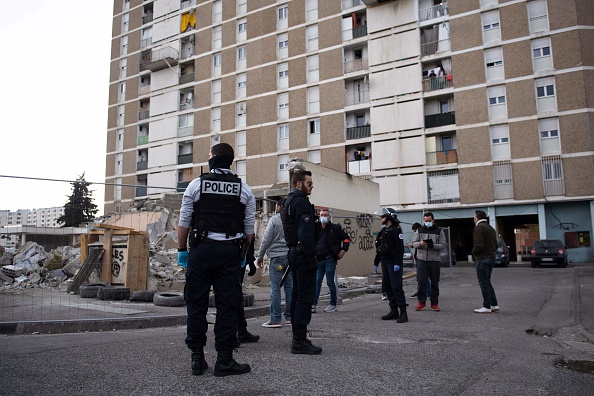 Des policiers procèdent à un contrôle dans le cadre d’une opération anti-drogue au cœur de la cité des Oliviers, à Marseille, le 25 mars 2020. Crédit : CLEMENT MAHOUDEAU/AFP via Getty Images.