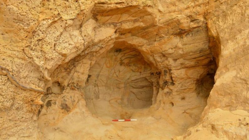 La grotte a été découverte lorsque des ouvriers effectuaient des réparations après un glissement de terrain dans le Surrey, au Royaume-Uni. (Avec l'aimable autorisation de Network Rail)