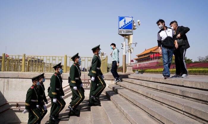 Des membres de la police armée populaire chinoise portent un masque de protection et défilent sur la place Tiananmen lors d'un deuil national à Pékin, en Chine, le 4 avril 2020. (Lintao Zhang/Getty Images)