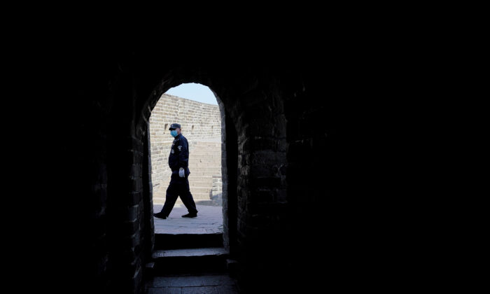 Un agent de sécurité porte un masque de protection à la Grande Muraille de Badaling, presque vide, à Pékin, en Chine, le 24 mars 2020. Affectée par COVID-19, la Grande Muraille de Badaling a été fermée le 25 janvier. (Lintao Zhang/Getty Images)