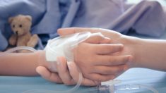 Mise sous assistance respiratoire, une fille de 14 ans atteinte de paralysie cérébrale lutte contre le virus du PCC tout en étant plongée dans le coma