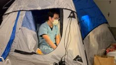 Un médecin traitant des patients atteints du COVID-19 s’installe dans une tente dans son garage, pour protéger sa famille