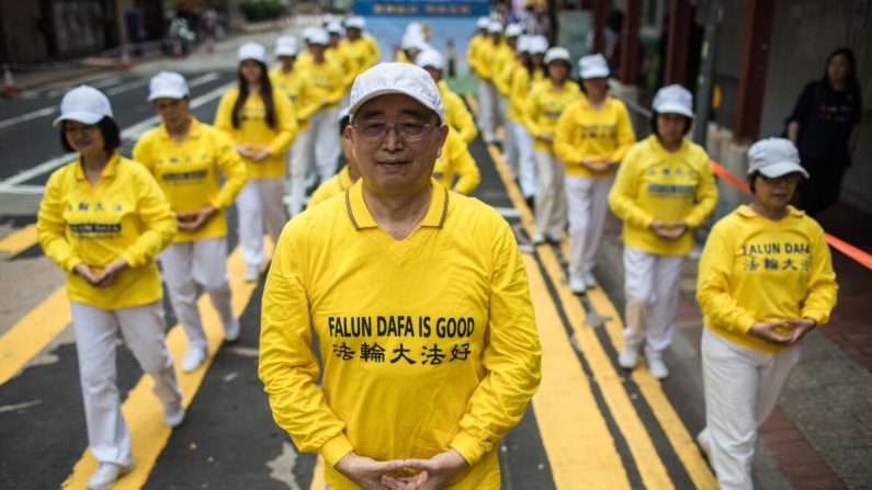 Les pratiquants de Falun Gong participent à une marche à Hong Kong le 27 avril 2019. (DALE DE LA REY/AFP via Getty Images)