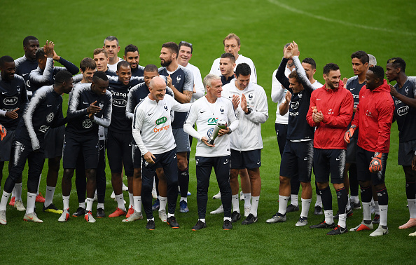 Didier Deschamps entouré de son équipe lors d'une séance d'entraînement au Stade de France le 15 octobre 2018 à Paris. (Photo : Matthias Hangst/Bongarts/Getty Images)