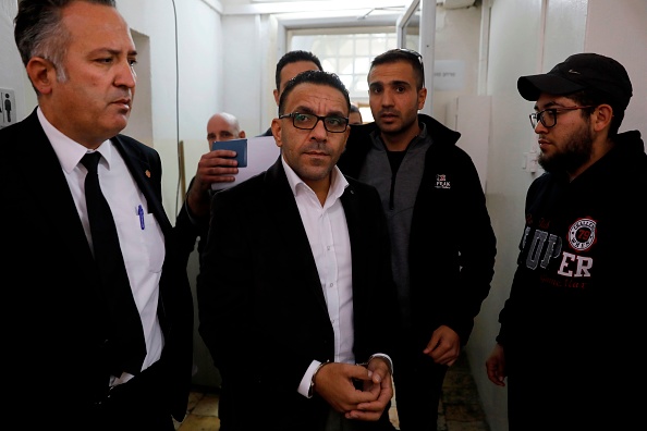 -Adnan Gheith gouverneur palestinien de Jérusalem, est menotté et arrêté pour actions illégales. Photo MENAHEM KAHANA / AFP via Getty Images.
