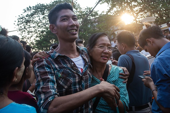 -Une mère salue son fils après sa libération de la prison d'Insein à Yangon. Le Myanmar a commencé à libérer plus de 9 500 prisonniers le 17 avril dans le cadre de son amnistie annuelle marquant le nouvel an traditionnel du pays. Photo par Sai Aung MAIN / AFP via Getty Images.