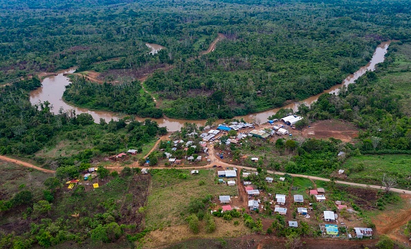 -Vue aérienne du village indigène de La Penita, province de Darien, Panama, qui accueille des migrants. Avec l’arrivée du coronavirus les migrants sont traités dans trois postes frontières temporaires. Photo de Luis ACOSTA / AFP via Getty Images.